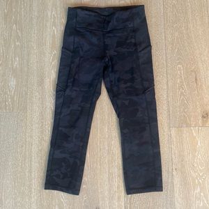 Lululemon black/gray camo athletic workout leggings with pockets & zipper back.